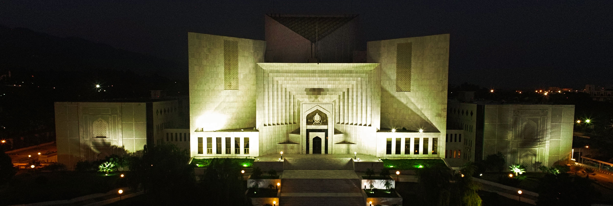  سپریم کورٹ کے آئینی بینچ نے سیویلنز کے ملٹری کورٹ ٹرائل کے کیس میں  فوجی عدالتوں کو ملزمان کے فیصلے سنانے کی اجازت دیدی